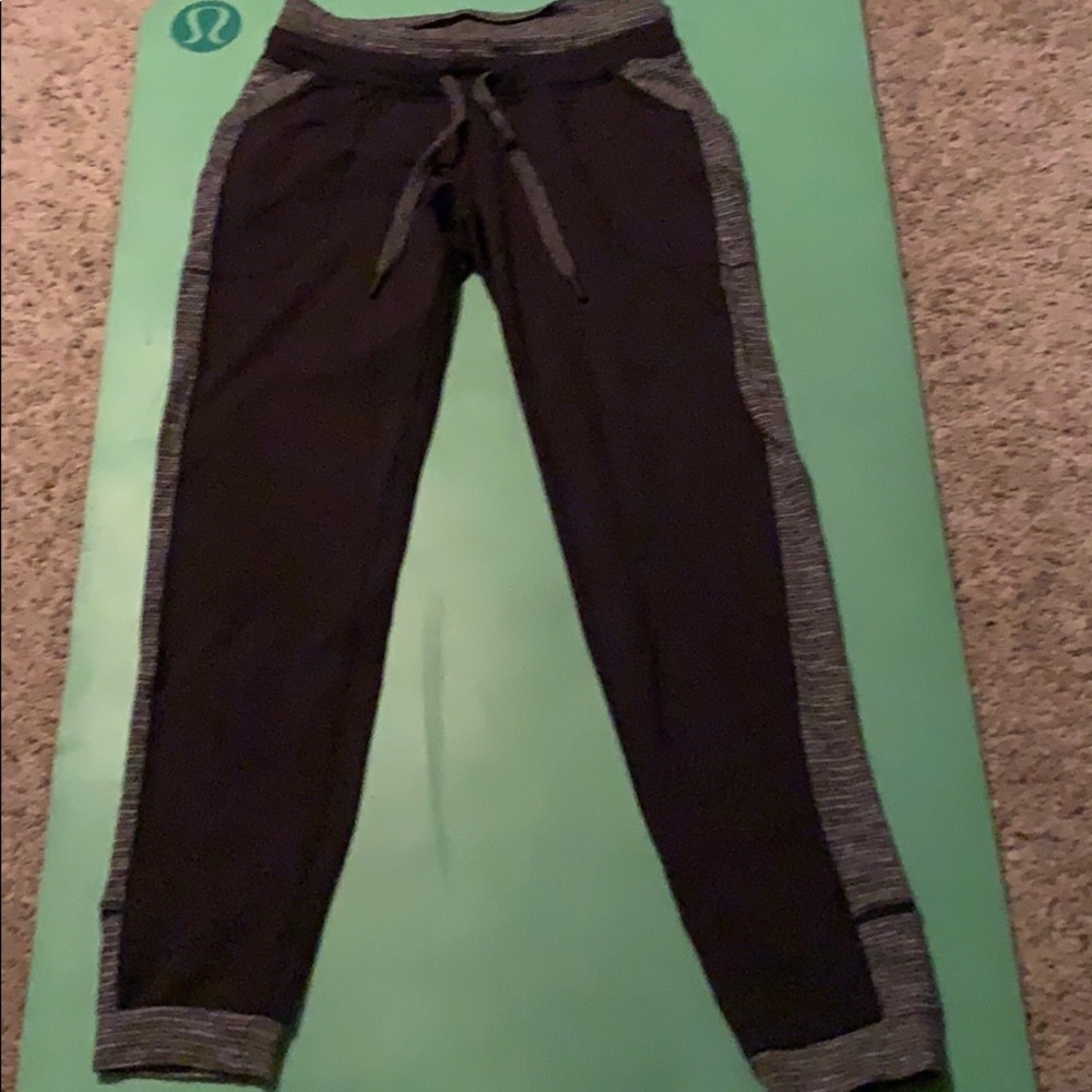 Cute black Lululemon joggers!! Size 6